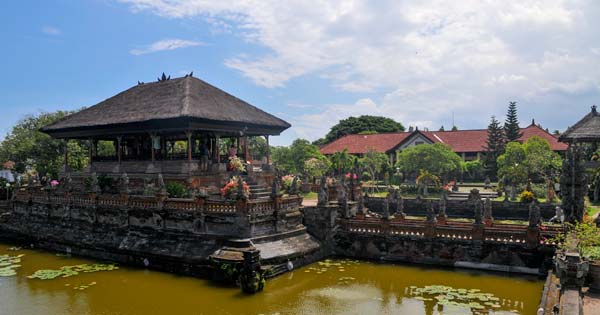 Wisata Taman Gili Kerta Gosa, 1. Istana Taman Gili Kerta Gosa, 2. Pura Besakih, 3. Pura Goa Lawah, 4. Pantai Pasir Putih, 5. Desa Bali Aga, 6. Puri Agung Karangasem, 7. Istana Air Tirta Gangga, 8. Pantai Amed, 9. Pura Lempuyang, 10. Bukit Asah, 11. Desa Sidemen, 12. Desa Tenganan, 13. Taman Ujung, 14. Taman Bunga Edelweis, 15. Rafting Telagawaja, 16. Candidasa, 17. Pantai Padang Bai, 18. Danau Yeh Malet, 19. Tirta Ujung Water Spring, 20. Savana Tianyar, 21. Air Terjun Yeh Labuh Waterfall, 22. Pantai Wates Karangasem