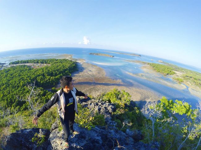 Wisata Tangga 300 via IG @edisonherysusanto, 1. Wisata Batu Termanu, 2. Wisata Tangga 300, 3. Wisata Pantai Mulut Seribu, 4. Wisata Pantai Nembrala, 5. Wisata Mata Air Oemau, 6. Wisata Pulau Do’o, 7. Wisata Pantai Tolanamon, 8. Wisata Pulau Ndana, 9. Wisata Bukit Bebalain, 10. Wisata Danau Laut Mati, 11. Wisata Pantai Bo’a, 12. Wisata Pantai Laviti, 13. Wisata Pemandian Sulimatan, 14. Wisata Pantai Tiang Bendera, 15. Wisata Pantai Telaga Nirwana, 16. Wisata Pantai Dombo, 17. Pantai dan Hutan Mangrove Litianak, 18. Air Terjun Fakakain Oefamba, 19. Air Terjun Oe Kod’de, 20. Titik Nol Kilometer Selatan Indonesia, 21. Pantai Oebi’ik dan Pantai Lala’din, 22. Telaga Leleen Landu, 23. Puncak ASEAN, 24. Pantai Oeseli, 25. Pantai Batu Pintu, 26. Pantai Lifu Lada, 27. Pantai Tongga, 28. Pantai Lutubabatu dan Pantai Tolama, 29. Pantai Sai Oebole, 30. Danau Merah, 31. Pantai Nemberala, 32. Pantai Oesosole