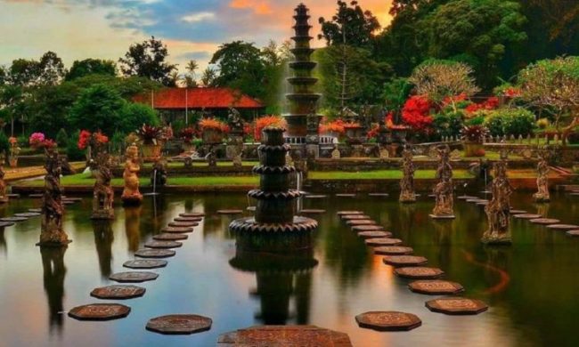 Wisata Tirta Gangga, 1. Istana Taman Gili Kerta Gosa, 2. Pura Besakih, 3. Pura Goa Lawah, 4. Pantai Pasir Putih, 5. Desa Bali Aga, 6. Puri Agung Karangasem, 7. Istana Air Tirta Gangga, 8. Pantai Amed, 9. Pura Lempuyang, 10. Bukit Asah, 11. Desa Sidemen, 12. Desa Tenganan, 13. Taman Ujung, 14. Taman Bunga Edelweis, 15. Rafting Telagawaja, 16. Candidasa, 17. Pantai Padang Bai, 18. Danau Yeh Malet, 19. Tirta Ujung Water Spring, 20. Savana Tianyar, 21. Air Terjun Yeh Labuh Waterfall, 22. Pantai Wates Karangasem
