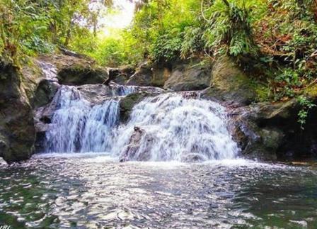 Air Terjun Riam Matu, 1. Taman Nasional Betung Kerihun, 2. Taman Nasional Danau Sentarum, 3. Danau Empangau, 4. Mupa Kencana atau Danau Piangkuak, 5. Danau Buak, 6. Air Terjun Medang Pulang, 7. Goa Beluan, 8. Pusaka Tunggal, 9. Gurung Makai, 10. Bukit Semujan, 11. Sarai Ngeri, 12. Air Terjun Biyu, 13. Bukit Sunan, 14. Air Terjun Gansir, 15. Gurung Gadai, 16. Gurung Peranggai, 17. Air Terjun Gurung Sepangin , 18. Hulu Tubuk, 19. Danau Sekawi, 20. Lubuk Semah, 21. Riam Rantau Kalis, 22. Bukit Ampan, 23. Bukit Kedungkang, 24. Sarai Biang, 25. Pulau Begansar, 26. Riam Teset, 27. Bukit Tekenang, 28. Bukit Tilung, 29. Jembatan Gantung Dusun Meliung, 30. Air Terjun Riam Teset, 31. Air Terjun Lempiang, 32. Air Terjun Riam Matu, 33. Kolam Bunga Lita, 34. Riam Kihung, 35. Danau Blairam, 36. Bukit Kulat, 37. Gurung Duayak, 38. Danau Merebung, 39. Rumah Betang Sungai Utik, 40. Rumah Betang Melapi, 41. Masjid At-Taqwa Selimbau, 42. Sungai Kapuas, 43. Air Terjun Saray Brunyau