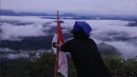 Bukit Ampan, 1. Taman Nasional Betung Kerihun, 2. Taman Nasional Danau Sentarum, 3. Danau Empangau, 4. Mupa Kencana atau Danau Piangkuak, 5. Danau Buak, 6. Air Terjun Medang Pulang, 7. Goa Beluan, 8. Pusaka Tunggal, 9. Gurung Makai, 10. Bukit Semujan, 11. Sarai Ngeri, 12. Air Terjun Biyu, 13. Bukit Sunan, 14. Air Terjun Gansir, 15. Gurung Gadai, 16. Gurung Peranggai, 17. Air Terjun Gurung Sepangin , 18. Hulu Tubuk, 19. Danau Sekawi, 20. Lubuk Semah, 21. Riam Rantau Kalis, 22. Bukit Ampan, 23. Bukit Kedungkang, 24. Sarai Biang, 25. Pulau Begansar, 26. Riam Teset, 27. Bukit Tekenang, 28. Bukit Tilung, 29. Jembatan Gantung Dusun Meliung, 30. Air Terjun Riam Teset, 31. Air Terjun Lempiang, 32. Air Terjun Riam Matu, 33. Kolam Bunga Lita, 34. Riam Kihung, 35. Danau Blairam, 36. Bukit Kulat, 37. Gurung Duayak, 38. Danau Merebung, 39. Rumah Betang Sungai Utik, 40. Rumah Betang Melapi, 41. Masjid At-Taqwa Selimbau, 42. Sungai Kapuas, 43. Air Terjun Saray Brunyau