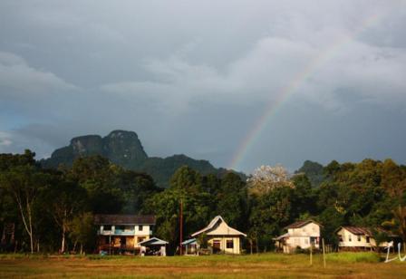 Bukit Sunan - Tempat Wisata Di Kapuas Hulu, 1. Taman Nasional Betung Kerihun, 2. Taman Nasional Danau Sentarum, 3. Danau Empangau, 4. Mupa Kencana atau Danau Piangkuak, 5. Danau Buak, 6. Air Terjun Medang Pulang, 7. Goa Beluan, 8. Pusaka Tunggal, 9. Gurung Makai, 10. Bukit Semujan, 11. Sarai Ngeri, 12. Air Terjun Biyu, 13. Bukit Sunan, 14. Air Terjun Gansir, 15. Gurung Gadai, 16. Gurung Peranggai, 17. Air Terjun Gurung Sepangin , 18. Hulu Tubuk, 19. Danau Sekawi, 20. Lubuk Semah, 21. Riam Rantau Kalis, 22. Bukit Ampan, 23. Bukit Kedungkang, 24. Sarai Biang, 25. Pulau Begansar, 26. Riam Teset, 27. Bukit Tekenang, 28. Bukit Tilung, 29. Jembatan Gantung Dusun Meliung, 30. Air Terjun Riam Teset, 31. Air Terjun Lempiang, 32. Air Terjun Riam Matu, 33. Kolam Bunga Lita, 34. Riam Kihung, 35. Danau Blairam, 36. Bukit Kulat, 37. Gurung Duayak, 38. Danau Merebung, 39. Rumah Betang Sungai Utik, 40. Rumah Betang Melapi, 41. Masjid At-Taqwa Selimbau, 42. Sungai Kapuas, 43. Air Terjun Saray Brunyau
