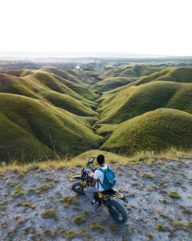 Bukit Tenau via Hendisyahputra - Tempat Wisata di Sumba Timur, 1. Wisata Bukit Tanarara, 2. Wisata Bukit Wairinding, 3. Wisata Bukit Mondu, 4. Wisata Bukit Persaudaraan, 5. Wisata Pantai Tarimbang, 6. Wisata Pantai Walakiri, 7. Wisata Padang Savana Puru Kambera, 8. Wisata Pantai Watuparunu, 9. Wisata Air Terjun Tanggedu, 10. Wisata Pantai Padadita, 11. Wisata Air Terjun Hirumanu, 12. Wisata Air Terjun Kanabu Wai, 13. Wisata Air Terjun Laiwi, 14. Wisata Air Terjun Wai Marang, 15. Wisata Air Terjun Kolam Jodoh Lawa, 16. Wisata Goa Kanabu Wai, 17. Wisata Bendungan Kambaniru, Lambanapu, 18. Wisata Kampung Adat Rende, 19. Wisata Bunga Sakura Sumba Timur, 20. Wisata Taman Kincir Angin Maubukol, 21. Wisata Pantai Puru Kambera, 22. Wisata Air Terjun Koalat, 23. Bukit Tenau