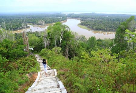 Bukit Tekenang, 1. Taman Nasional Betung Kerihun, 2. Taman Nasional Danau Sentarum, 3. Danau Empangau, 4. Mupa Kencana atau Danau Piangkuak, 5. Danau Buak, 6. Air Terjun Medang Pulang, 7. Goa Beluan, 8. Pusaka Tunggal, 9. Gurung Makai, 10. Bukit Semujan, 11. Sarai Ngeri, 12. Air Terjun Biyu, 13. Bukit Sunan, 14. Air Terjun Gansir, 15. Gurung Gadai, 16. Gurung Peranggai, 17. Air Terjun Gurung Sepangin , 18. Hulu Tubuk, 19. Danau Sekawi, 20. Lubuk Semah, 21. Riam Rantau Kalis, 22. Bukit Ampan, 23. Bukit Kedungkang, 24. Sarai Biang, 25. Pulau Begansar, 26. Riam Teset, 27. Bukit Tekenang, 28. Bukit Tilung, 29. Jembatan Gantung Dusun Meliung, 30. Air Terjun Riam Teset, 31. Air Terjun Lempiang, 32. Air Terjun Riam Matu, 33. Kolam Bunga Lita, 34. Riam Kihung, 35. Danau Blairam, 36. Bukit Kulat, 37. Gurung Duayak, 38. Danau Merebung, 39. Rumah Betang Sungai Utik, 40. Rumah Betang Melapi, 41. Masjid At-Taqwa Selimbau, 42. Sungai Kapuas, 43. Air Terjun Saray Brunyau