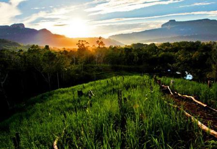 Bukit Tilung, 1. Taman Nasional Betung Kerihun, 2. Taman Nasional Danau Sentarum, 3. Danau Empangau, 4. Mupa Kencana atau Danau Piangkuak, 5. Danau Buak, 6. Air Terjun Medang Pulang, 7. Goa Beluan, 8. Pusaka Tunggal, 9. Gurung Makai, 10. Bukit Semujan, 11. Sarai Ngeri, 12. Air Terjun Biyu, 13. Bukit Sunan, 14. Air Terjun Gansir, 15. Gurung Gadai, 16. Gurung Peranggai, 17. Air Terjun Gurung Sepangin , 18. Hulu Tubuk, 19. Danau Sekawi, 20. Lubuk Semah, 21. Riam Rantau Kalis, 22. Bukit Ampan, 23. Bukit Kedungkang, 24. Sarai Biang, 25. Pulau Begansar, 26. Riam Teset, 27. Bukit Tekenang, 28. Bukit Tilung, 29. Jembatan Gantung Dusun Meliung, 30. Air Terjun Riam Teset, 31. Air Terjun Lempiang, 32. Air Terjun Riam Matu, 33. Kolam Bunga Lita, 34. Riam Kihung, 35. Danau Blairam, 36. Bukit Kulat, 37. Gurung Duayak, 38. Danau Merebung, 39. Rumah Betang Sungai Utik, 40. Rumah Betang Melapi, 41. Masjid At-Taqwa Selimbau, 42. Sungai Kapuas, 43. Air Terjun Saray Brunyau
