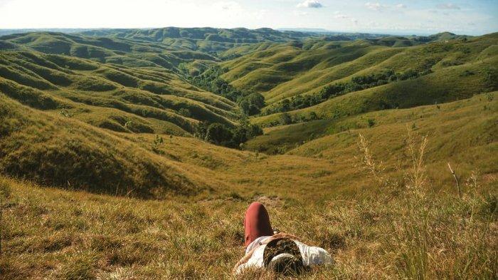 Bukit Warinding via Tribunnews - Tempat wisata di sumba tengah, 1. Wisata Pantai Maloba, 2. Wisata Pantai Aili, 3. Wisata Pantai Konda Maloba, 4. Wisata Pantai Wendei, 5. Wisata Bukit Mamboro, 6. Wisata Kampung Adat Wawarongu, 7. Wisata Air Terjun Harunda, 8. Wisata Tugu Ornamen, 9. Wisata Air Terjun Matayangu, 10. Wisata Hutan Tarandu, 11. Bukit Warinding, 12. Wisata Pantai Lenang, 13. Wisata Pantai Kapulit, 14. Bukit Waibakul, 15. Bukit Cendana, 16. Wisata Air Terjun Kolam Jodoh Sumba Timur, 17. Air Terjun Lapopu