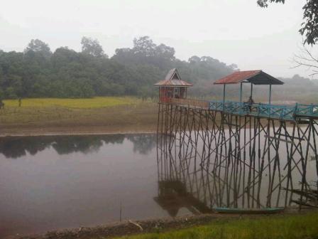 Danau Buak - Tempat Wisata Di Kapuas Hulu, 1. Taman Nasional Betung Kerihun, 2. Taman Nasional Danau Sentarum, 3. Danau Empangau, 4. Mupa Kencana atau Danau Piangkuak, 5. Danau Buak, 6. Air Terjun Medang Pulang, 7. Goa Beluan, 8. Pusaka Tunggal, 9. Gurung Makai, 10. Bukit Semujan, 11. Sarai Ngeri, 12. Air Terjun Biyu, 13. Bukit Sunan, 14. Air Terjun Gansir, 15. Gurung Gadai, 16. Gurung Peranggai, 17. Air Terjun Gurung Sepangin , 18. Hulu Tubuk, 19. Danau Sekawi, 20. Lubuk Semah, 21. Riam Rantau Kalis, 22. Bukit Ampan, 23. Bukit Kedungkang, 24. Sarai Biang, 25. Pulau Begansar, 26. Riam Teset, 27. Bukit Tekenang, 28. Bukit Tilung, 29. Jembatan Gantung Dusun Meliung, 30. Air Terjun Riam Teset, 31. Air Terjun Lempiang, 32. Air Terjun Riam Matu, 33. Kolam Bunga Lita, 34. Riam Kihung, 35. Danau Blairam, 36. Bukit Kulat, 37. Gurung Duayak, 38. Danau Merebung, 39. Rumah Betang Sungai Utik, 40. Rumah Betang Melapi, 41. Masjid At-Taqwa Selimbau, 42. Sungai Kapuas, 43. Air Terjun Saray Brunyau