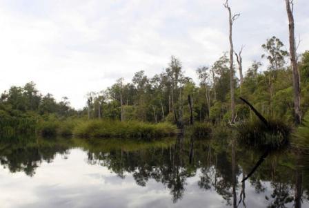 Danau Merebung, 1. Taman Nasional Betung Kerihun, 2. Taman Nasional Danau Sentarum, 3. Danau Empangau, 4. Mupa Kencana atau Danau Piangkuak, 5. Danau Buak, 6. Air Terjun Medang Pulang, 7. Goa Beluan, 8. Pusaka Tunggal, 9. Gurung Makai, 10. Bukit Semujan, 11. Sarai Ngeri, 12. Air Terjun Biyu, 13. Bukit Sunan, 14. Air Terjun Gansir, 15. Gurung Gadai, 16. Gurung Peranggai, 17. Air Terjun Gurung Sepangin , 18. Hulu Tubuk, 19. Danau Sekawi, 20. Lubuk Semah, 21. Riam Rantau Kalis, 22. Bukit Ampan, 23. Bukit Kedungkang, 24. Sarai Biang, 25. Pulau Begansar, 26. Riam Teset, 27. Bukit Tekenang, 28. Bukit Tilung, 29. Jembatan Gantung Dusun Meliung, 30. Air Terjun Riam Teset, 31. Air Terjun Lempiang, 32. Air Terjun Riam Matu, 33. Kolam Bunga Lita, 34. Riam Kihung, 35. Danau Blairam, 36. Bukit Kulat, 37. Gurung Duayak, 38. Danau Merebung, 39. Rumah Betang Sungai Utik, 40. Rumah Betang Melapi, 41. Masjid At-Taqwa Selimbau, 42. Sungai Kapuas, 43. Air Terjun Saray Brunyau
