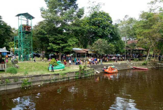 Danau Piangkuak via WIsataasia - Tempat Wisata Di Kapuas Hulu, 1. Taman Nasional Betung Kerihun, 2. Taman Nasional Danau Sentarum, 3. Danau Empangau, 4. Mupa Kencana atau Danau Piangkuak, 5. Danau Buak, 6. Air Terjun Medang Pulang, 7. Goa Beluan, 8. Pusaka Tunggal, 9. Gurung Makai, 10. Bukit Semujan, 11. Sarai Ngeri, 12. Air Terjun Biyu, 13. Bukit Sunan, 14. Air Terjun Gansir, 15. Gurung Gadai, 16. Gurung Peranggai, 17. Air Terjun Gurung Sepangin , 18. Hulu Tubuk, 19. Danau Sekawi, 20. Lubuk Semah, 21. Riam Rantau Kalis, 22. Bukit Ampan, 23. Bukit Kedungkang, 24. Sarai Biang, 25. Pulau Begansar, 26. Riam Teset, 27. Bukit Tekenang, 28. Bukit Tilung, 29. Jembatan Gantung Dusun Meliung, 30. Air Terjun Riam Teset, 31. Air Terjun Lempiang, 32. Air Terjun Riam Matu, 33. Kolam Bunga Lita, 34. Riam Kihung, 35. Danau Blairam, 36. Bukit Kulat, 37. Gurung Duayak, 38. Danau Merebung, 39. Rumah Betang Sungai Utik, 40. Rumah Betang Melapi, 41. Masjid At-Taqwa Selimbau, 42. Sungai Kapuas, 43. Air Terjun Saray Brunyau