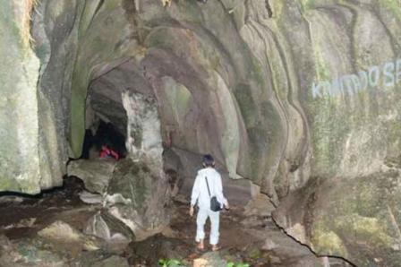 Goa Beluan - Tempat Wisata Di Kapuas Hulu, 1. Taman Nasional Betung Kerihun, 2. Taman Nasional Danau Sentarum, 3. Danau Empangau, 4. Mupa Kencana atau Danau Piangkuak, 5. Danau Buak, 6. Air Terjun Medang Pulang, 7. Goa Beluan, 8. Pusaka Tunggal, 9. Gurung Makai, 10. Bukit Semujan, 11. Sarai Ngeri, 12. Air Terjun Biyu, 13. Bukit Sunan, 14. Air Terjun Gansir, 15. Gurung Gadai, 16. Gurung Peranggai, 17. Air Terjun Gurung Sepangin , 18. Hulu Tubuk, 19. Danau Sekawi, 20. Lubuk Semah, 21. Riam Rantau Kalis, 22. Bukit Ampan, 23. Bukit Kedungkang, 24. Sarai Biang, 25. Pulau Begansar, 26. Riam Teset, 27. Bukit Tekenang, 28. Bukit Tilung, 29. Jembatan Gantung Dusun Meliung, 30. Air Terjun Riam Teset, 31. Air Terjun Lempiang, 32. Air Terjun Riam Matu, 33. Kolam Bunga Lita, 34. Riam Kihung, 35. Danau Blairam, 36. Bukit Kulat, 37. Gurung Duayak, 38. Danau Merebung, 39. Rumah Betang Sungai Utik, 40. Rumah Betang Melapi, 41. Masjid At-Taqwa Selimbau, 42. Sungai Kapuas, 43. Air Terjun Saray Brunyau