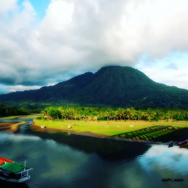 Gunung Poco Ndeki via IG afri_awan - tempat wisata di Manggarai Timur, 1. Air Terjun Wae Lekot, 2. Menyaksikan Matahari Terbit di Bukit Golo Ndalo, 3. Wisata Pantai Mausui, 4. Wisata Pantai Mbolata, 5. Danau Rana Mese, 6. Wisata Pantai Liang Bala, 7. Wisata Borong, 8. Wisata Cepiwatu Beach, 9. Wisata Kampung Jawang, 10. Wisata Poco Mandasawu, 11. Padang Sabana Mausui, 12. Wisata Cunca Rede, 13. Wisata Lembor Manggarai Barat, 14. Gua Maria Cingcoleng, 15. Air Terjun Cuncang Ntangis, 16. Gunung Poco Ndeki, 17. Wisata Pantai Mabaruju, 18. Wisata Pantai Sawah Garam