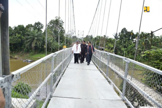 Jembatan Gantung Dusun Meliung via Pontas, 1. Taman Nasional Betung Kerihun, 2. Taman Nasional Danau Sentarum, 3. Danau Empangau, 4. Mupa Kencana atau Danau Piangkuak, 5. Danau Buak, 6. Air Terjun Medang Pulang, 7. Goa Beluan, 8. Pusaka Tunggal, 9. Gurung Makai, 10. Bukit Semujan, 11. Sarai Ngeri, 12. Air Terjun Biyu, 13. Bukit Sunan, 14. Air Terjun Gansir, 15. Gurung Gadai, 16. Gurung Peranggai, 17. Air Terjun Gurung Sepangin , 18. Hulu Tubuk, 19. Danau Sekawi, 20. Lubuk Semah, 21. Riam Rantau Kalis, 22. Bukit Ampan, 23. Bukit Kedungkang, 24. Sarai Biang, 25. Pulau Begansar, 26. Riam Teset, 27. Bukit Tekenang, 28. Bukit Tilung, 29. Jembatan Gantung Dusun Meliung, 30. Air Terjun Riam Teset, 31. Air Terjun Lempiang, 32. Air Terjun Riam Matu, 33. Kolam Bunga Lita, 34. Riam Kihung, 35. Danau Blairam, 36. Bukit Kulat, 37. Gurung Duayak, 38. Danau Merebung, 39. Rumah Betang Sungai Utik, 40. Rumah Betang Melapi, 41. Masjid At-Taqwa Selimbau, 42. Sungai Kapuas, 43. Air Terjun Saray Brunyau