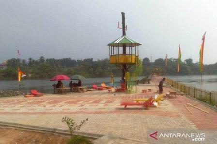Kolam Bunga Lita via Antaranews, 1. Taman Nasional Betung Kerihun, 2. Taman Nasional Danau Sentarum, 3. Danau Empangau, 4. Mupa Kencana atau Danau Piangkuak, 5. Danau Buak, 6. Air Terjun Medang Pulang, 7. Goa Beluan, 8. Pusaka Tunggal, 9. Gurung Makai, 10. Bukit Semujan, 11. Sarai Ngeri, 12. Air Terjun Biyu, 13. Bukit Sunan, 14. Air Terjun Gansir, 15. Gurung Gadai, 16. Gurung Peranggai, 17. Air Terjun Gurung Sepangin , 18. Hulu Tubuk, 19. Danau Sekawi, 20. Lubuk Semah, 21. Riam Rantau Kalis, 22. Bukit Ampan, 23. Bukit Kedungkang, 24. Sarai Biang, 25. Pulau Begansar, 26. Riam Teset, 27. Bukit Tekenang, 28. Bukit Tilung, 29. Jembatan Gantung Dusun Meliung, 30. Air Terjun Riam Teset, 31. Air Terjun Lempiang, 32. Air Terjun Riam Matu, 33. Kolam Bunga Lita, 34. Riam Kihung, 35. Danau Blairam, 36. Bukit Kulat, 37. Gurung Duayak, 38. Danau Merebung, 39. Rumah Betang Sungai Utik, 40. Rumah Betang Melapi, 41. Masjid At-Taqwa Selimbau, 42. Sungai Kapuas, 43. Air Terjun Saray Brunyau