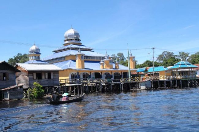 Masjid At-Taqwa Selimbau Foto Ricky Martin, 1. Taman Nasional Betung Kerihun, 2. Taman Nasional Danau Sentarum, 3. Danau Empangau, 4. Mupa Kencana atau Danau Piangkuak, 5. Danau Buak, 6. Air Terjun Medang Pulang, 7. Goa Beluan, 8. Pusaka Tunggal, 9. Gurung Makai, 10. Bukit Semujan, 11. Sarai Ngeri, 12. Air Terjun Biyu, 13. Bukit Sunan, 14. Air Terjun Gansir, 15. Gurung Gadai, 16. Gurung Peranggai, 17. Air Terjun Gurung Sepangin , 18. Hulu Tubuk, 19. Danau Sekawi, 20. Lubuk Semah, 21. Riam Rantau Kalis, 22. Bukit Ampan, 23. Bukit Kedungkang, 24. Sarai Biang, 25. Pulau Begansar, 26. Riam Teset, 27. Bukit Tekenang, 28. Bukit Tilung, 29. Jembatan Gantung Dusun Meliung, 30. Air Terjun Riam Teset, 31. Air Terjun Lempiang, 32. Air Terjun Riam Matu, 33. Kolam Bunga Lita, 34. Riam Kihung, 35. Danau Blairam, 36. Bukit Kulat, 37. Gurung Duayak, 38. Danau Merebung, 39. Rumah Betang Sungai Utik, 40. Rumah Betang Melapi, 41. Masjid At-Taqwa Selimbau, 42. Sungai Kapuas, 43. Air Terjun Saray Brunyau