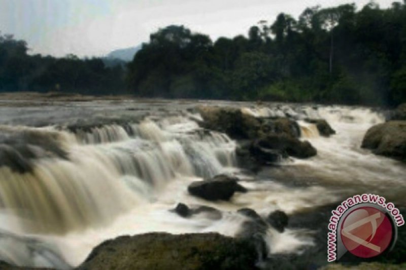 Riam Teset via Antaranews, 1. Taman Nasional Betung Kerihun, 2. Taman Nasional Danau Sentarum, 3. Danau Empangau, 4. Mupa Kencana atau Danau Piangkuak, 5. Danau Buak, 6. Air Terjun Medang Pulang, 7. Goa Beluan, 8. Pusaka Tunggal, 9. Gurung Makai, 10. Bukit Semujan, 11. Sarai Ngeri, 12. Air Terjun Biyu, 13. Bukit Sunan, 14. Air Terjun Gansir, 15. Gurung Gadai, 16. Gurung Peranggai, 17. Air Terjun Gurung Sepangin , 18. Hulu Tubuk, 19. Danau Sekawi, 20. Lubuk Semah, 21. Riam Rantau Kalis, 22. Bukit Ampan, 23. Bukit Kedungkang, 24. Sarai Biang, 25. Pulau Begansar, 26. Riam Teset, 27. Bukit Tekenang, 28. Bukit Tilung, 29. Jembatan Gantung Dusun Meliung, 30. Air Terjun Riam Teset, 31. Air Terjun Lempiang, 32. Air Terjun Riam Matu, 33. Kolam Bunga Lita, 34. Riam Kihung, 35. Danau Blairam, 36. Bukit Kulat, 37. Gurung Duayak, 38. Danau Merebung, 39. Rumah Betang Sungai Utik, 40. Rumah Betang Melapi, 41. Masjid At-Taqwa Selimbau, 42. Sungai Kapuas, 43. Air Terjun Saray Brunyau