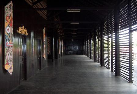 Rumah Betang Melapi, 1. Taman Nasional Betung Kerihun, 2. Taman Nasional Danau Sentarum, 3. Danau Empangau, 4. Mupa Kencana atau Danau Piangkuak, 5. Danau Buak, 6. Air Terjun Medang Pulang, 7. Goa Beluan, 8. Pusaka Tunggal, 9. Gurung Makai, 10. Bukit Semujan, 11. Sarai Ngeri, 12. Air Terjun Biyu, 13. Bukit Sunan, 14. Air Terjun Gansir, 15. Gurung Gadai, 16. Gurung Peranggai, 17. Air Terjun Gurung Sepangin , 18. Hulu Tubuk, 19. Danau Sekawi, 20. Lubuk Semah, 21. Riam Rantau Kalis, 22. Bukit Ampan, 23. Bukit Kedungkang, 24. Sarai Biang, 25. Pulau Begansar, 26. Riam Teset, 27. Bukit Tekenang, 28. Bukit Tilung, 29. Jembatan Gantung Dusun Meliung, 30. Air Terjun Riam Teset, 31. Air Terjun Lempiang, 32. Air Terjun Riam Matu, 33. Kolam Bunga Lita, 34. Riam Kihung, 35. Danau Blairam, 36. Bukit Kulat, 37. Gurung Duayak, 38. Danau Merebung, 39. Rumah Betang Sungai Utik, 40. Rumah Betang Melapi, 41. Masjid At-Taqwa Selimbau, 42. Sungai Kapuas, 43. Air Terjun Saray Brunyau