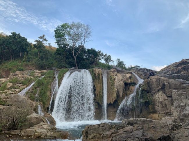 Wisata Air Terjun Harunda, 1. Wisata Pantai Maloba, 2. Wisata Pantai Aili, 3. Wisata Pantai Konda Maloba, 4. Wisata Pantai Wendei, 5. Wisata Bukit Mamboro, 6. Wisata Kampung Adat Wawarongu, 7. Wisata Air Terjun Harunda, 8. Wisata Tugu Ornamen, 9. Wisata Air Terjun Matayangu, 10. Wisata Hutan Tarandu, 11. Bukit Warinding, 12. Wisata Pantai Lenang, 13. Wisata Pantai Kapulit, 14. Bukit Waibakul, 15. Bukit Cendana, 16. Wisata Air Terjun Kolam Jodoh Sumba Timur, 17. Air Terjun Lapopu