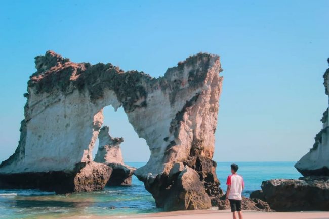Wisata Batu Berlubang di Pantai Pigewa via IG @nalldill, 1. Wisata Taman Laut Pantar, 2. Wisata Pantai Mali, 3. Wisata Kolam Bidadari, 4. Wisata Desa Takpala, 5. Wisata Pantai Batu Putih, 6. Wisata Pulau Pura, 7. Wisata Pantai Deere, 8. Wisata Pantai Maimol, 9. Wisata Pantai Welolo, 10. Wisata Pantai Ling’al, 11. Wisata Pulau Kepa, 12. Wisata Pantai Tiga Warna Pantaru, 13. Wisata Air Terjun Mataru, 14. Wisata Museum 1000 Moko, 15. Wisata Gunung Sirung, 16. Wisata Air Mancur Tuti Adogai, 17. Wisata Pulau Rusa, 18. Wisata Batu Berlubang di Pantai Pigewa, 19. Bukit Hulnani