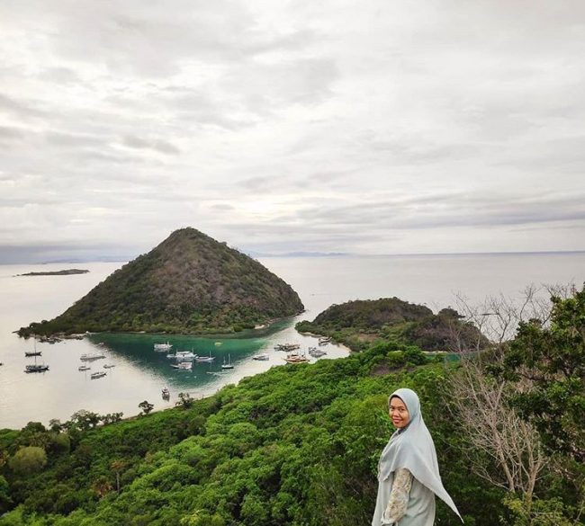 Wisata Bukit Silvia via IG @fadlun_arifin, 1. Wisata Danau Lotus, 2. Wisata Rumah Adat Wae Rebo, 3. Wisata Kampung Adat Todo, 4. Wisata Pulau Rinca, 5. Wisata Pulau Kelor, 6. Wisata Liang Bua, 7. Wisata Pulau Mules, 8. Wisata Air Terjun Cunca Rami, 9. Wisata Danau Rana Mese, 10. Wisata Golo Lantar, 11. Wisata Kanawa Island, 12. Wisata Bukit Silvia, 13. Wisata Kota Ruteng, 14. Sawah Lodok
