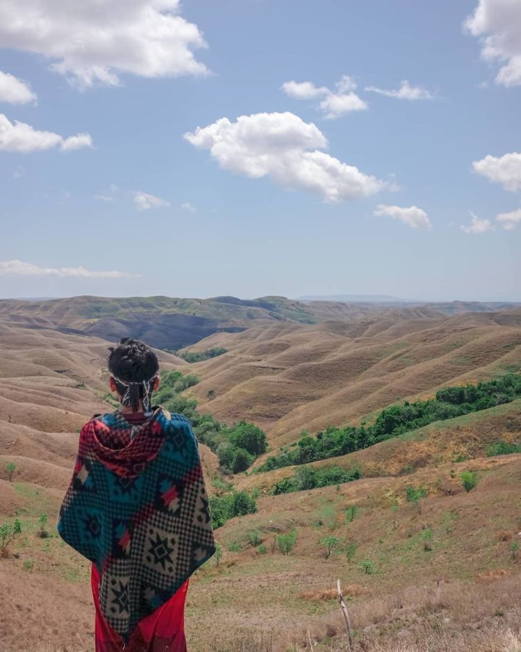 Wisata Bukit Wairinding via IG @sociotraveler, 1. Wisata Bukit Tanarara, 2. Wisata Bukit Wairinding, 3. Wisata Bukit Mondu, 4. Wisata Bukit Persaudaraan, 5. Wisata Pantai Tarimbang, 6. Wisata Pantai Walakiri, 7. Wisata Padang Savana Puru Kambera, 8. Wisata Pantai Watuparunu, 9. Wisata Air Terjun Tanggedu, 10. Wisata Pantai Padadita, 11. Wisata Air Terjun Hirumanu, 12. Wisata Air Terjun Kanabu Wai, 13. Wisata Air Terjun Laiwi, 14. Wisata Air Terjun Wai Marang, 15. Wisata Air Terjun Kolam Jodoh Lawa, 16. Wisata Goa Kanabu Wai, 17. Wisata Bendungan Kambaniru, Lambanapu, 18. Wisata Kampung Adat Rende, 19. Wisata Bunga Sakura Sumba Timur, 20. Wisata Taman Kincir Angin Maubukol, 21. Wisata Pantai Puru Kambera, 22. Wisata Air Terjun Koalat, 23. Bukit Tenau