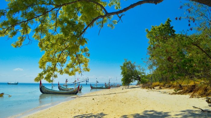 Wisata Gili Labak via Getlostback.blogspotcoid, 1. Wisata Pantai Watuweri, 2. Wisata Gili Labak, 3. Wisata Pulau Bidadari, 4. Wisata Taman Nasional Komodo, 5. Wisata Gua Batu Cermin, 6. Wisata Danau Sano Nggoang, 7. Wisata Istana Ular, 8. Wisata Pulau Kelor, 9. Wisata Pink Beach, 10. Wisata Air Terjun Cunca Rami, 11. Wisata Air Terjun Cuanca Wulang, 12. Wisata Gili Lawa, 13. Wisata Pulau Padar