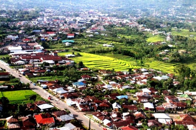 Wisata Kota Ruteng via Daonlontar.blogspotcom, 1. Wisata Danau Lotus, 2. Wisata Rumah Adat Wae Rebo, 3. Wisata Kampung Adat Todo, 4. Wisata Pulau Rinca, 5. Wisata Pulau Kelor, 6. Wisata Liang Bua, 7. Wisata Pulau Mules, 8. Wisata Air Terjun Cunca Rami, 9. Wisata Danau Rana Mese, 10. Wisata Golo Lantar, 11. Wisata Kanawa Island, 12. Wisata Bukit Silvia, 13. Wisata Kota Ruteng, 14. Sawah Lodok