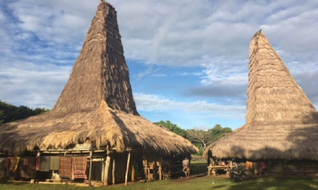 Wisata Kampung Adat Praigoli via Genpi - Tempat Wisata di Sumba Barat, 1. Wisata Danau Malaikat, Laguna Weekuri, 2. Wisata Air Terjun Waikelo Sawah, 3. Wisata Desa Ratenggaro, 4. Wisata Kampung Tarung, 5. Wisata Pantai Mbawana, 6. Wisata Air Terjun Waimarang, 7. Wisata Air Terjun Tanggedu, 8. Wisata Nihiwatu Beach, 9. Wisata Patung Kuda Kota Waikabubak, 10. Wisata Pantai Kerewei, 11. Wisata Kampung Parijing, 12. Wisata Pantai Lailiang, 13. Wisata Pantai Pahiwi, 14. Wisata Pantai Bina Natu, 15. Wisata Kampung Adat Praigoli, 16. Wisata Pantai Ratenggaro