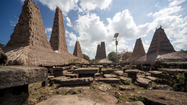Wisata Kampung Adat Wawarongu, 1. Wisata Pantai Maloba, 2. Wisata Pantai Aili, 3. Wisata Pantai Konda Maloba, 4. Wisata Pantai Wendei, 5. Wisata Bukit Mamboro, 6. Wisata Kampung Adat Wawarongu, 7. Wisata Air Terjun Harunda, 8. Wisata Tugu Ornamen, 9. Wisata Air Terjun Matayangu, 10. Wisata Hutan Tarandu, 11. Bukit Warinding, 12. Wisata Pantai Lenang, 13. Wisata Pantai Kapulit, 14. Bukit Waibakul, 15. Bukit Cendana, 16. Wisata Air Terjun Kolam Jodoh Sumba Timur, 17. Air Terjun Lapopu