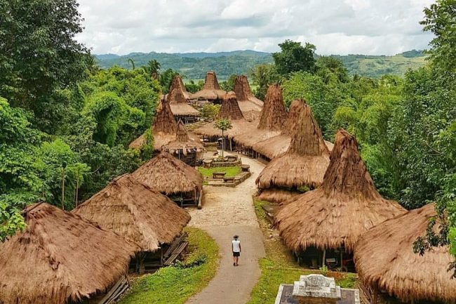 Wisata Kampung Praijing via Okezone - Tempat Wisata di Sumba Barat, 1. Wisata Danau Malaikat, Laguna Weekuri, 2. Wisata Air Terjun Waikelo Sawah, 3. Wisata Desa Ratenggaro, 4. Wisata Kampung Tarung, 5. Wisata Pantai Mbawana, 6. Wisata Air Terjun Waimarang, 7. Wisata Air Terjun Tanggedu, 8. Wisata Nihiwatu Beach, 9. Wisata Patung Kuda Kota Waikabubak, 10. Wisata Pantai Kerewei, 11. Wisata Kampung Parijing, 12. Wisata Pantai Lailiang, 13. Wisata Pantai Pahiwi, 14. Wisata Pantai Bina Natu, 15. Wisata Kampung Adat Praigoli, 16. Wisata Pantai Ratenggaro