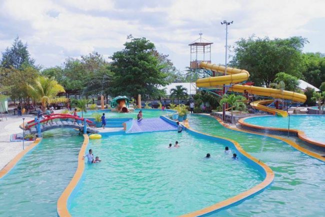 Wisata Kupang Waterpark, 1. Pantai Batu Nona Kupang, 2. Wisata Pantai Lasiana, 3. Wisata Pantai Nunsui, 4. Wisata Pantai Manikin, 5. Wisata Pantai Tablolong, 6. Wisata Pantai Pasir Panjang, 7. Wisata Pantai Koepan, 8. Wisata Pantai Kelapa Tinggi, 9. Wisata Pantai Neam, 10. Wisata Pulau Kera, 11. Wisata Air Terjun Oenesu, 12. Wisata Air Terjun Tesbatan, 13. Wisata Taman Nostalgia, 14. Wisata Pantai Ketapang Satu, 15. Wisata Taman Rekreasi Gua Monyet, 16. Wisata Gua Kristal, 17. Wisata Kupang Waterpark, 18. Wisata Subasuka Waterpark, 19. Wisata Bukit Cinta, 20. Wisata Gunung Fatule’u, 21. Wisata Pantai Oesapa, 22. Padang Savana di Pantai Namosain