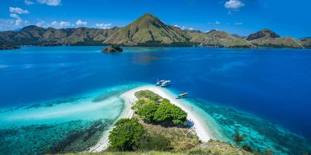 Wisata Labuan Bajo via Travelagent, 1. Wisata Taman Nasional Pulau Komodo, 2. Wisata Danau Kelimutu, 3. Wisata Pantai Lasiana, 4. Wisata Pulau Padar, 5. Wisata Pulau Kera, 6. Wisata Labuan Bajo, 7. Wisata Pantai Neam, 8. Wisata Danau Sano Nggoang, 9. Wisata Pulau Alor, 10. Wisata Rumah Adat dan Pasola, 11. Wisata Pink Beach, 12. Wisata Air Terjun Oenesu, 13. Wisata Benteng Makes, 14. Wisata Air Terjun Noelaku, 15. Wisata Pulau Kanawa, 16. Wisata Goa Batu Cermin, 17. Wisata Gili Laba, 18. Wisata Air Terjun Cuaca Wulang, 19. Wisata Air Terjun Weikelo Sawah, 20. Wisata Air Terjun Tanggedu, 21. Wisata Pulau Semau, 22. Wisata Pantai Batu Biru, 23. Wisata Air Panas Mengeruda, 24. Wisata Bukit Cinta, 25. Wisata Gunung Mutis, 26. Wisata Pantai Nembrala, 27. Wisata Pulau Riung, 28. Wisata Pantai Kolbano, 29. Wisata Pantai Timor, 30. Wisata Pantai Pasir Panjang