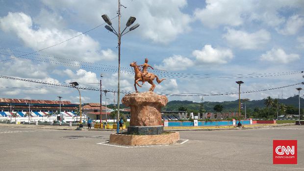 Wisata Patung Kuda Kota Waikabubak via Cnn, 1. Wisata Danau Malaikat, Laguna Weekuri, 2. Wisata Air Terjun Waikelo Sawah, 3. Wisata Desa Ratenggaro, 4. Wisata Kampung Tarung, 5. Wisata Pantai Mbawana, 6. Wisata Air Terjun Waimarang, 7. Wisata Air Terjun Tanggedu, 8. Wisata Nihiwatu Beach, 9. Wisata Patung Kuda Kota Waikabubak, 10. Wisata Pantai Kerewei, 11. Wisata Kampung Parijing, 12. Wisata Pantai Lailiang, 13. Wisata Pantai Pahiwi, 14. Wisata Pantai Bina Natu, 15. Wisata Kampung Adat Praigoli, 16. Wisata Pantai Ratenggaro