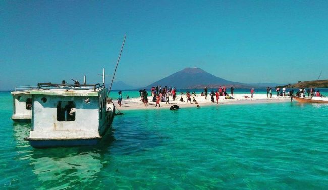 Wisata Pantai Nuha via IG @abdill_dainaman, 1. Wisata Taman Bukit Fatimah, 2. Wisata Danau Asmara, 3. Wisata Pelabuhan Larantuka, 4. Wisata Istana Raja Larantuka, 5. Wisata Pulau Konga, 6. Wisata Pulau Adonara, 7. Wisata Pulau Solor, 8. Wisata Danau Waibelen, 9. Wisata Pantai Asam Satu, 10. Wisata Pantai Weri, 11. Wisata Pantai Kawaliwu, 12. Wisata Pantai Rako, 13. Wisata Pantai Ina Burak, 14. Wisata Pantai Lagaloe, 15. Wisata Pantai Neren Watotena, 16. Wisata Pantai Nuha, 17. Wisata Gunung Ile Mandiri, 18. Wisata Pemandian Air Panas Mokantarak, 19. Wisata Desa Wae Rebo, 20. Wisata Air Terjun Cunca Wulang, 21. Pantai Paihaka, 22. Pantai Watohari, 23. Pantai Deri, 24. Pantai Tanjung Bunga, 25. Pantai Kahale