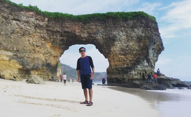 Wisata Pantai Batu Cincin via IG @galihpangestu91, 1. Wisata Taman Renungan Bung Karno, 2. Wisata Situs Pengasingan Bung Karno, 3. Wisata Pantai Tangga Alam, 4. Wisata Pantai Mbu’u, 5. Wisata Pantai Ria, 6. Wisata Museum Tenun Ikat, 7. Wisata Museum Bahari, 9. Wisata Kampung Adat Wologai, 10. Wisata Kampung Adat Ranggase, 11. Wisata Gunung Meja, 12. Wisata Gunung Iya, 13. Wisata Danau Kelimutu, 14. Wisata Pantai Batu Cincin, 15. Wisata Air Terjun Murundao Ende, 16. Pantai Batu Biru, 17. Pantai Ena Bara Maurole, 18. Air Terjun Kede Bodu, 19. Bukit Cinta Ende, 20. Kampung Adat Saga, 21. Bukit Liaga, 22. Kampung Adat Wolotopo