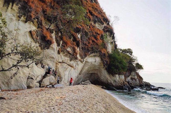 Wisata Pantai Batu Putih via IG @titosuprayoga, 1. Wisata Taman Laut Pantar, 2. Wisata Pantai Mali, 3. Wisata Kolam Bidadari, 4. Wisata Desa Takpala, 5. Wisata Pantai Batu Putih, 6. Wisata Pulau Pura, 7. Wisata Pantai Deere, 8. Wisata Pantai Maimol, 9. Wisata Pantai Welolo, 10. Wisata Pantai Ling’al, 11. Wisata Pulau Kepa, 12. Wisata Pantai Tiga Warna Pantaru, 13. Wisata Air Terjun Mataru, 14. Wisata Museum 1000 Moko, 15. Wisata Gunung Sirung, 16. Wisata Air Mancur Tuti Adogai, 17. Wisata Pulau Rusa, 18. Wisata Batu Berlubang di Pantai Pigewa, 19. Bukit Hulnani