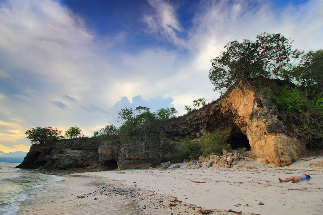 Wisata Pantai Liang Mbala, 1. Air Terjun Wae Lekot, 2. Menyaksikan Matahari Terbit di Bukit Golo Ndalo, 3. Wisata Pantai Mausui, 4. Wisata Pantai Mbolata, 5. Danau Rana Mese, 6. Wisata Pantai Liang Bala, 7. Wisata Borong, 8. Wisata Cepiwatu Beach, 9. Wisata Kampung Jawang, 10. Wisata Poco Mandasawu, 11. Padang Sabana Mausui, 12. Wisata Cunca Rede, 13. Wisata Lembor Manggarai Barat, 14. Gua Maria Cingcoleng, 15. Air Terjun Cuncang Ntangis, 16. Gunung Poco Ndeki, 17. Wisata Pantai Mabaruju, 18. Wisata Pantai Sawah Garam