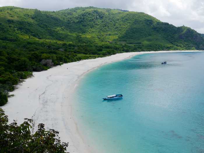 Wisata Pantai Ling’al via Detik, 1. Wisata Taman Laut Pantar, 2. Wisata Pantai Mali, 3. Wisata Kolam Bidadari, 4. Wisata Desa Takpala, 5. Wisata Pantai Batu Putih, 6. Wisata Pulau Pura, 7. Wisata Pantai Deere, 8. Wisata Pantai Maimol, 9. Wisata Pantai Welolo, 10. Wisata Pantai Ling’al, 11. Wisata Pulau Kepa, 12. Wisata Pantai Tiga Warna Pantaru, 13. Wisata Air Terjun Mataru, 14. Wisata Museum 1000 Moko, 15. Wisata Gunung Sirung, 16. Wisata Air Mancur Tuti Adogai, 17. Wisata Pulau Rusa, 18. Wisata Batu Berlubang di Pantai Pigewa, 19. Bukit Hulnani