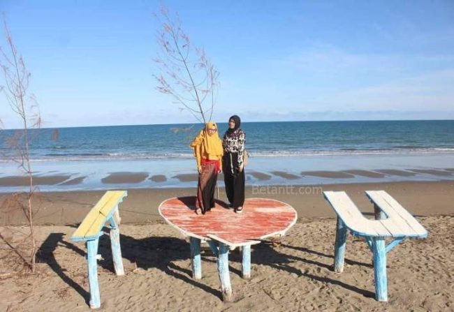 Wisata Pantai Raihenek via Betantt, 1. Wisata Pantai Litamali, 2. Wisata Pantai Raihenek, 3. Wisata Rumah Adat Noebesi, 4. Wisata Pantai Loodik, 5. Wisata Pantai Motadikin, 6. Wisata Kampung Adat Rabasa, 7. Wisata Bendungan Rotiklot, 8. Wisata Bukit Betun, 9. Wisata Malaka River, 10. Wisata Pantai Mentigi, 11. Wisata Teluk Gurita, 12. Wisata Air Terjun Mauhalek