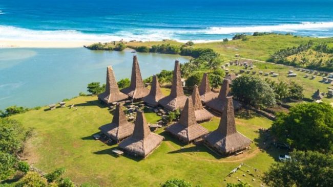 Wisata Pantai Ratenggaro - Tempat Wisata di Sumba Barat, 1. Wisata Danau Malaikat, Laguna Weekuri, 2. Wisata Air Terjun Waikelo Sawah, 3. Wisata Desa Ratenggaro, 4. Wisata Kampung Tarung, 5. Wisata Pantai Mbawana, 6. Wisata Air Terjun Waimarang, 7. Wisata Air Terjun Tanggedu, 8. Wisata Nihiwatu Beach, 9. Wisata Patung Kuda Kota Waikabubak, 10. Wisata Pantai Kerewei, 11. Wisata Kampung Parijing, 12. Wisata Pantai Lailiang, 13. Wisata Pantai Pahiwi, 14. Wisata Pantai Bina Natu, 15. Wisata Kampung Adat Praigoli, 16. Wisata Pantai Ratenggaro