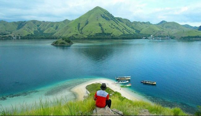 Wisata Pulau Kelor via IG @keluarbentaryuk, 1. Wisata Pantai Watuweri, 2. Wisata Gili Labak, 3. Wisata Pulau Bidadari, 4. Wisata Taman Nasional Komodo, 5. Wisata Gua Batu Cermin, 6. Wisata Danau Sano Nggoang, 7. Wisata Istana Ular, 8. Wisata Pulau Kelor, 9. Wisata Pink Beach, 10. Wisata Air Terjun Cunca Rami, 11. Wisata Air Terjun Cuanca Wulang, 12. Wisata Gili Lawa, 13. Wisata Pulau Padar