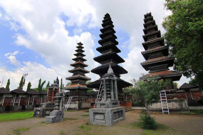 Wisata Pura Meru via Indonesia Kaya, 1. Wisata Pantai Penghulu Agung, 2. Wisata Taman Mayura, 3. Wisata Pantai Ampenan, 4. Wisata The Griya, 5. Wisata Religi Ke Masjid Islamic Center NTB, 6. Wisata Pura Batu Bolong, 7. Wisata Pantai Senggigi, 8. Wisata Taman Narmada, 9. Wisata Kota Tua Ampenan, 10. Wisata Pura Meru, 11. Wisata Taman Udayana, 12. Wisata Museum Negeri Nusa Tenggara Barat, 13. Wisata Taman Sangkareanng, 14. Wisata Pura Agung Gunung Sari, 15. Wisata Desa Beleka, 16. Wisata Desa Penunjak, 17. Wisata Pantai Sire, 18. Wisata Pantai Cemare, 19. Wisata Pantai Loang Baloq, 20. Wisata Pantai Nipah, 21. Wisata Kampung Ala Jepang, 22. Wisata Waterpark Kura – Kura