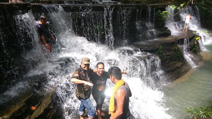 Air Terjun Nokan Cicak via Tribunnews, 1. Air Terjun Tengai, 2. Air Terjun Sosah Kain, 3. Air Terjun Sirin Punti, 4. Air Terjun Jungkong, 5. Air Terjun Pelaboh Bindang, 6. Air Terjun Hulu Katap, 7. Air Terjun Sungai Bayan, 8. Batu Jato, 9. Riam Segiam, 10. Air Terjun Menyumbung, 11. Makam Tertua Di Bumi Cidayo, 12. Air Terjun Nokan Cicak, 13. Batu Tinggi, 14. Air Terjun Semirah Putih, 15. Batu Bertulis, 16. Goa Lawang Kuari, 17. Air Terjun Gurung Sumpit, 18. Danau Simpi, 19. Bukit Burus Nanga Taman, 20. Air Terjun Nokan Nayan, 21. Rumah Panjang Sungai Antu, 22. Danau Engkaluk, 23. Makam Bukong, 24. Bukit Rentap, 25. Wisata Air Terjun Bukit Rentap, 26. Makam Raja Aji Melayu, 27. Rumah Tengkorak Manusia, 28. Batu Lingga Yoni Dara Muning, 29. Air Terjun Semirah Merambang, 30. Bukit Burang