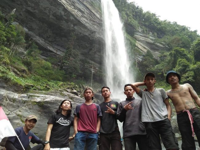 Air Terjun Ampar Jawa via IG @poetra_moreng, 1. Air Terjun Rombo Katio, 2. Air Terjun Melanggar, 3. Goa Tangandu, 4. Air Terjun Riam Dait, 5. Air Terjun Terinting, 6. Air Terjun Selanei, 7. Air Terjun Engkanan, 8. Air Terjun Riam Bedawan, 9. Air Terjun Riam Solakng, 10. Air Terjun Angkabang, 11. Makam Raja Landak, 12. Air Terjun Sahai Sebelas, 13. Bukit Terinting, 14. Air Terjun Tikalong, 15. Bukit Batu Pakumbang, 16. Riam Angan Tembawang, 17. Air Terjun Banangar, 18. Makam Juang Mandor, 19. Keraton Ismahayana, 20. Masjid Djami, 21. Air Terjun Rombo Pangaak, 22. Air Terjun Riam Jambu, 23. Goa Sanyan, 24. Rumah Betang Saham, 25. Wisata Gunung Seha, 26. Bukit Laur, 27. Bukit Batu Pakumbang, 28. Wisata Air Terjun Setagung, 29. Rombo Terintik, 30. Rombo Semabak, 31. Riam Bedawan, 32. Air Terjun Ringin, 33. Air Terjun Ampar Jawa