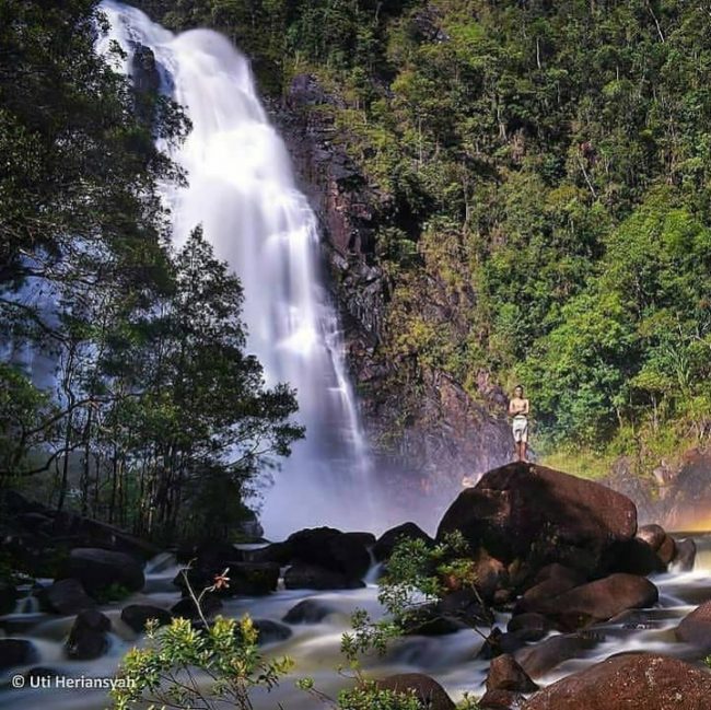 Air Terjun Bidadari Foto Uti Heriansyah - Tempat Wisata Di Kayong Utara, 1. Pantai Pasir Mayang, 2. Bukit Begentar, 3. Bukit Mendale, 4. Taman Wisata Mangrove Sukadana, 5. Pulau Maya Karimata, 6. Pulau Kepayang, 7. Pantai Tambak Rawang, 8. Bukit Bulan, 9. Pulau Serutu, 10. Makam Gusti Panji, 11. Pulau Pelapis, 12. Kepulauan Karimata, 13. Pantai Batu Teritip, 14. Mesjid Oesman Al Khair, 15. Batu Cap, 16. Makam Raja Tengku Akil, 17. Sungai Betok, 18. Taman Nasional Gunung Palung, 19. Pantai Pulau Datok, 20. Air Pauh, 21. Air Terjun Bidadari, 22. Gunung Cabang, 23. Pantai Tanjuru, 24. Air Terjun Lubuk Baji, 25. Air Terjun Batu Pahat
