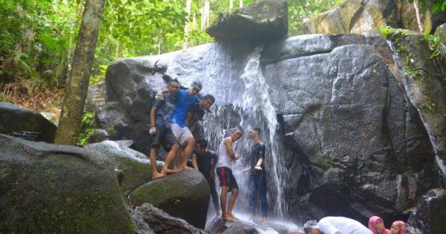Air Terjun Bidang Bahar via Asramakkr.blogspotcom, 1. Situs Kerajaan Kubu, 2. Gunung Ambawang, 3. Dermaga Batu Ampar, 4. Sungai Kapuas Rasau Jaya, 5. Alam Batu Gajah Kubu Raya, 6. Air Terjun Bidang Bahar, 7. Sungai Kakap, 8. Batu Masjid, 9. Pulau Randayan, 10. Taman Fantasi, 11. Desa Jawa Tengah, 12. Batu/Bukit Wangkang, 13. Waterpark Paradis Q, 14. Wisata Hutan Albasia, 15. Kelenteng Timbul, 16. Taman Agrowisata Rekadena, 17. Taman Fantasia, 18. Pantai Tengkuyung, 19. Tugu Ali Anyang, 20. Hutan Mangrove Batu Ampar, 21. Air Terjun Teluk Pakedai, 22. Rajati Flower Garden, 23. Wisata Balek Kampong, 24. Wisata Danau Ho’Ce