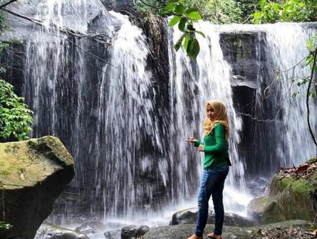 Air Terjun Desa Ella Hulu, 1. Air Terjun Entoba, 2. Sungai Desa Nyanggai, 3. Air Terjun Gurung Melawi, 4. Pemandian KM 10, 5. Danau Lobur, 6. Jembatan Gantung Desa Nanga Menunuk, 7. Sungai Belaban, 8. Air Terjun Nibung, 9. Sungai Pinoh, 10. Embung Bemban, 11. Danau Biru Melawi, 12. Air Terjun Sahai Penahan, 13. Taman Nasional Bukit Raya Bukit Baka, 14. Riam Sengiang, 15. Batu Licin, 16. Sungai Melaw, 17. Bukit Matok, 18. Tugu Republik Indonesia Serikat, 19. Bukit Lintang, 20. Tugu Juang, 21. Air Terjun Sahai Apat, 22. Bukit Saran, 23. Sungai Desa Tiong Keranjik, 24. Padang Rumput Desa Sidomulyo, 25. Air Terjun Sahai Sawit, 26. Air Terjun Sahai Pelangkah, 27. Air Terjun Desa Ella Hulu, 28. Kolam Stadion Olahraga, 29. Yayasan Mawar, 30. Bukit Desa Nanga Siyai, 31. Bukit Desa Domet Permai, 32. Bukit Batu Menangis, 33. Air Terjun Kumpang Arang, 34. Gunung Kelam, 35. Air Terjun Siling Lubang Kuter, 36. Sungai Kayan