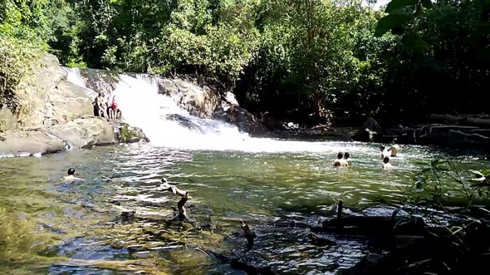 Air Terjun Entoba via Tribunnews, 1. Air Terjun Entoba, 2. Sungai Desa Nyanggai, 3. Air Terjun Gurung Melawi, 4. Pemandian KM 10, 5. Danau Lobur, 6. Jembatan Gantung Desa Nanga Menunuk, 7. Sungai Belaban, 8. Air Terjun Nibung, 9. Sungai Pinoh, 10. Embung Bemban, 11. Danau Biru Melawi, 12. Air Terjun Sahai Penahan, 13. Taman Nasional Bukit Raya Bukit Baka, 14. Riam Sengiang, 15. Batu Licin, 16. Sungai Melaw, 17. Bukit Matok, 18. Tugu Republik Indonesia Serikat, 19. Bukit Lintang, 20. Tugu Juang, 21. Air Terjun Sahai Apat, 22. Bukit Saran, 23. Sungai Desa Tiong Keranjik, 24. Padang Rumput Desa Sidomulyo, 25. Air Terjun Sahai Sawit, 26. Air Terjun Sahai Pelangkah, 27. Air Terjun Desa Ella Hulu, 28. Kolam Stadion Olahraga, 29. Yayasan Mawar, 30. Bukit Desa Nanga Siyai, 31. Bukit Desa Domet Permai, 32. Bukit Batu Menangis, 33. Air Terjun Kumpang Arang, 34. Gunung Kelam, 35. Air Terjun Siling Lubang Kuter, 36. Sungai Kayan