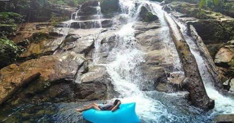Air Terjun Hulu Katap Tribun Pontianak, 1. Air Terjun Tengai, 2. Air Terjun Sosah Kain, 3. Air Terjun Sirin Punti, 4. Air Terjun Jungkong, 5. Air Terjun Pelaboh Bindang, 6. Air Terjun Hulu Katap, 7. Air Terjun Sungai Bayan, 8. Batu Jato, 9. Riam Segiam, 10. Air Terjun Menyumbung, 11. Makam Tertua Di Bumi Cidayo, 12. Air Terjun Nokan Cicak, 13. Batu Tinggi, 14. Air Terjun Semirah Putih, 15. Batu Bertulis, 16. Goa Lawang Kuari, 17. Air Terjun Gurung Sumpit, 18. Danau Simpi, 19. Bukit Burus Nanga Taman, 20. Air Terjun Nokan Nayan, 21. Rumah Panjang Sungai Antu, 22. Danau Engkaluk, 23. Makam Bukong, 24. Bukit Rentap, 25. Wisata Air Terjun Bukit Rentap, 26. Makam Raja Aji Melayu, 27. Rumah Tengkorak Manusia, 28. Batu Lingga Yoni Dara Muning, 29. Air Terjun Semirah Merambang, 30. Bukit Burang