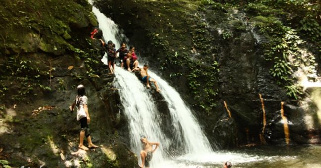 Air Terjun Jungkong, 1. Air Terjun Tengai, 2. Air Terjun Sosah Kain, 3. Air Terjun Sirin Punti, 4. Air Terjun Jungkong, 5. Air Terjun Pelaboh Bindang, 6. Air Terjun Hulu Katap, 7. Air Terjun Sungai Bayan, 8. Batu Jato, 9. Riam Segiam, 10. Air Terjun Menyumbung, 11. Makam Tertua Di Bumi Cidayo, 12. Air Terjun Nokan Cicak, 13. Batu Tinggi, 14. Air Terjun Semirah Putih, 15. Batu Bertulis, 16. Goa Lawang Kuari, 17. Air Terjun Gurung Sumpit, 18. Danau Simpi, 19. Bukit Burus Nanga Taman, 20. Air Terjun Nokan Nayan, 21. Rumah Panjang Sungai Antu, 22. Danau Engkaluk, 23. Makam Bukong, 24. Bukit Rentap, 25. Wisata Air Terjun Bukit Rentap, 26. Makam Raja Aji Melayu, 27. Rumah Tengkorak Manusia, 28. Batu Lingga Yoni Dara Muning, 29. Air Terjun Semirah Merambang, 30. Bukit Burang