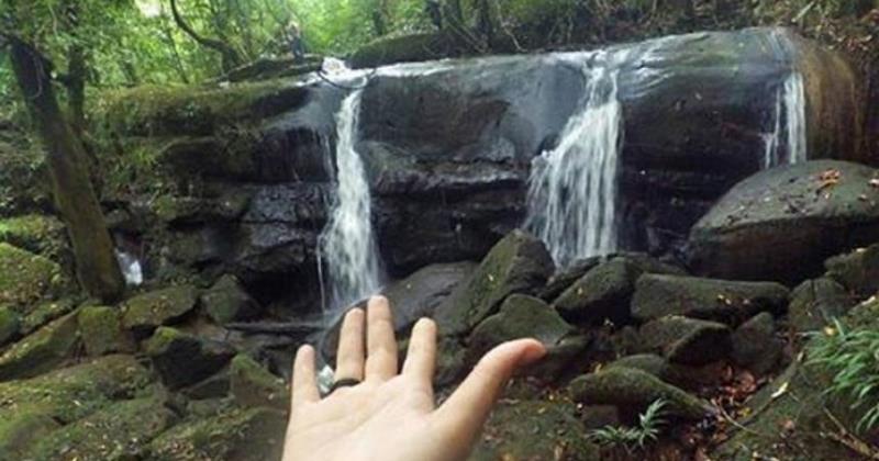Air Terjun Sahai Apat, 1. Air Terjun Entoba, 2. Sungai Desa Nyanggai, 3. Air Terjun Gurung Melawi, 4. Pemandian KM 10, 5. Danau Lobur, 6. Jembatan Gantung Desa Nanga Menunuk, 7. Sungai Belaban, 8. Air Terjun Nibung, 9. Sungai Pinoh, 10. Embung Bemban, 11. Danau Biru Melawi, 12. Air Terjun Sahai Penahan, 13. Taman Nasional Bukit Raya Bukit Baka, 14. Riam Sengiang, 15. Batu Licin, 16. Sungai Melaw, 17. Bukit Matok, 18. Tugu Republik Indonesia Serikat, 19. Bukit Lintang, 20. Tugu Juang, 21. Air Terjun Sahai Apat, 22. Bukit Saran, 23. Sungai Desa Tiong Keranjik, 24. Padang Rumput Desa Sidomulyo, 25. Air Terjun Sahai Sawit, 26. Air Terjun Sahai Pelangkah, 27. Air Terjun Desa Ella Hulu, 28. Kolam Stadion Olahraga, 29. Yayasan Mawar, 30. Bukit Desa Nanga Siyai, 31. Bukit Desa Domet Permai, 32. Bukit Batu Menangis, 33. Air Terjun Kumpang Arang, 34. Gunung Kelam, 35. Air Terjun Siling Lubang Kuter, 36. Sungai Kayan